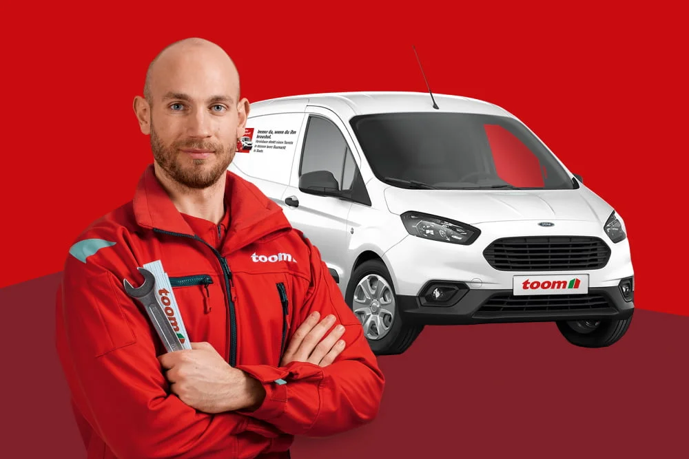 Handwerker steht vor einem Transporter
